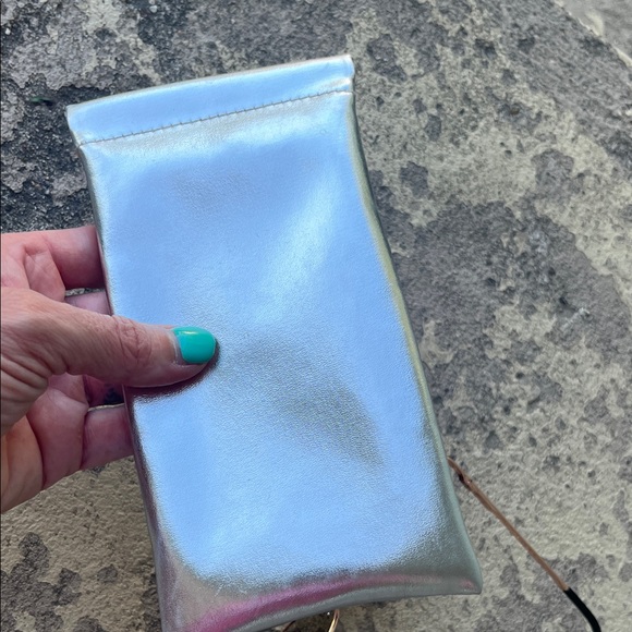 Elegant Sunglasses with Gold Frame and mirrored lenses - Picture 11 of 13